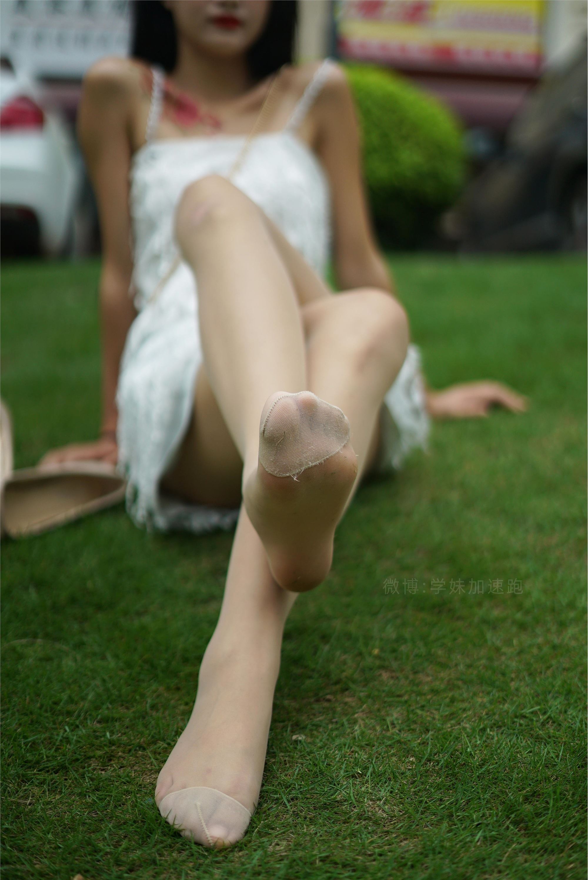 学妹加速跑 XM079《草地上的绿茶jio-鹿酱》